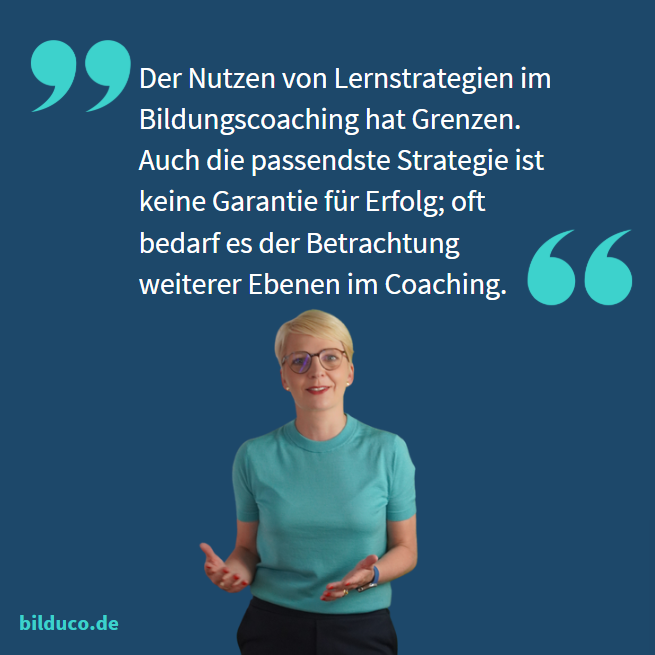 Frau mit blonden Haaren steht lächelnd vor einem blauen Hintergrund und spricht über Lernstrategien.