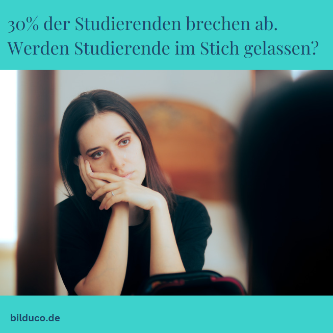Nachdenkliche junge Frau mit leicht besorgtem Gesichtsausdruck, umgeben von Büchern.