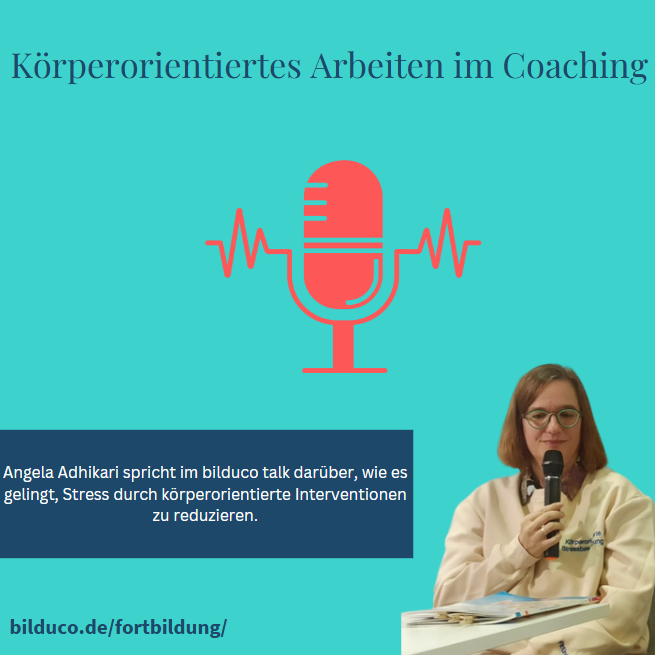 Frau spricht über körperorientiertes Coaching vor einem Mikrofon-Symbol.