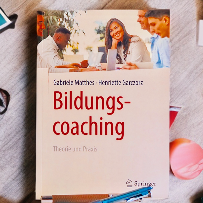 Buchcover mit dem Titel "Bildungscoaching" und Bildern von Personen im Hintergrund.