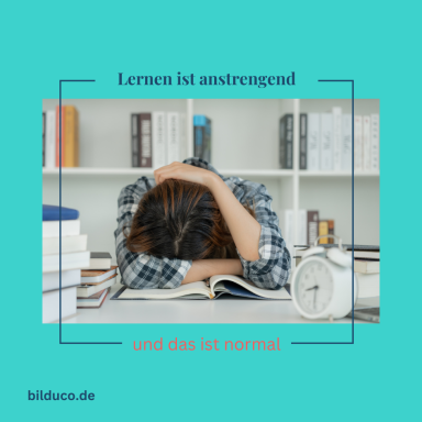 Person sitzt mit dem Kopf auf dem Tisch und wirkt gestresst. Bücher und eine Uhr im Hintergrund.